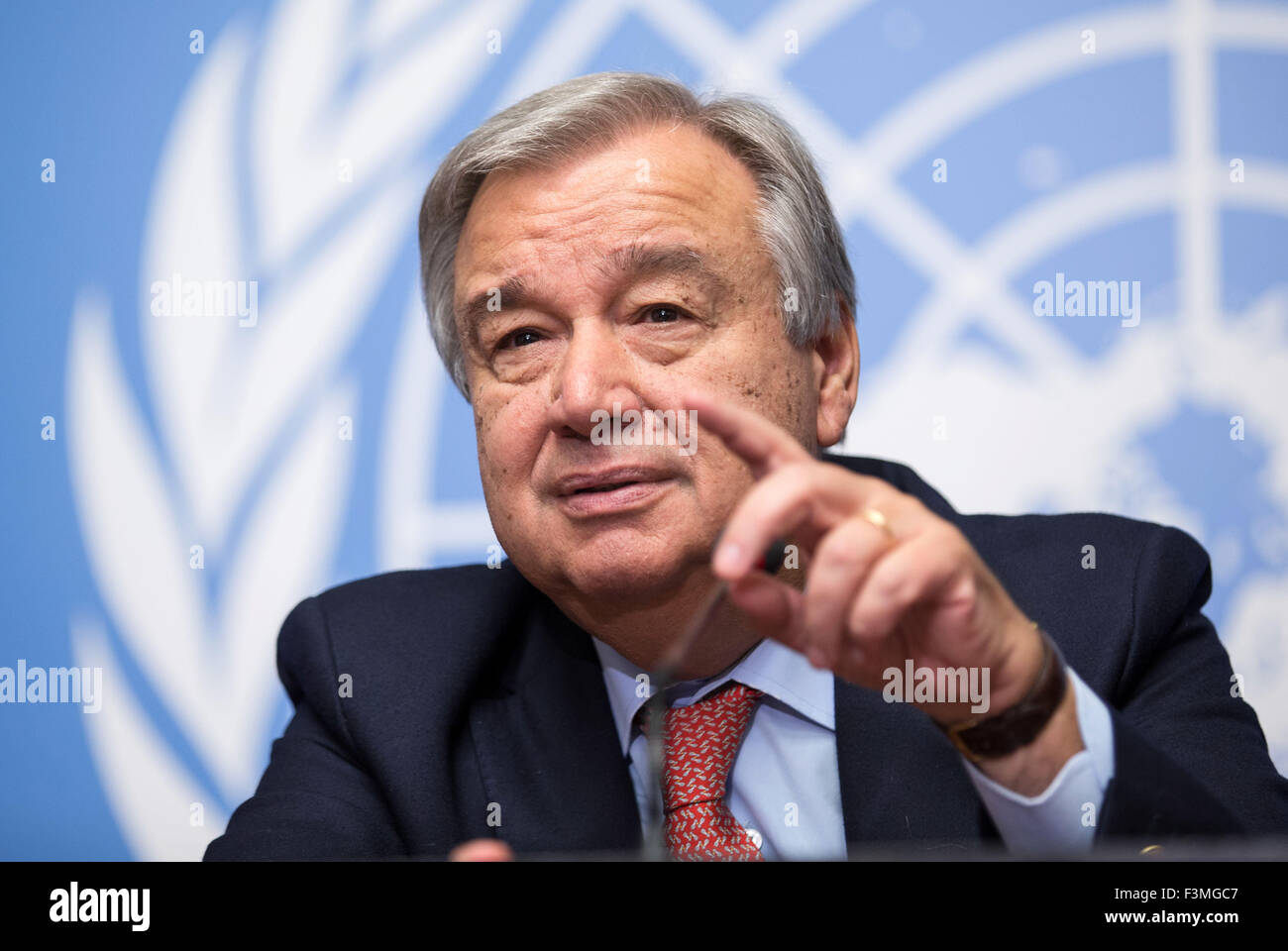 Genf, Schweiz. 9. Oktober 2015. UN-Hochkommissar für Flüchtlinge (UNHCR) Antonio Guterres spricht eine Pressekonferenz über die Flüchtlingskrise in Genf, Schweiz, 9. Oktober 2015. Wie die UN Refugee Agency (UNHCR) der 66. Sitzung des Geschäftsführenden Ausschusses dem Ende zuneigt, Bedeutung Hochkommissar António Guterres am Freitag der lebensfähige und ganzheitliche Lösungen für Flüchtlings- und humanitären Krisen auf der ganzen Welt zu finden. © Xu Jinquan/Xinhua/Alamy Live-Nachrichten Stockfoto