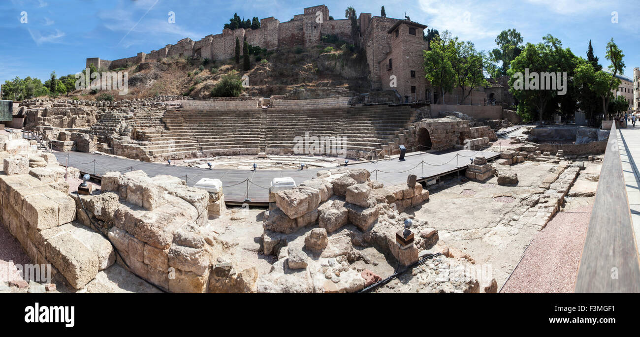 Berühmte antike römische Amphitheater Ruinen in Altstadt von Malaga, Spanien. Panorama-Aufnahme Stockfoto