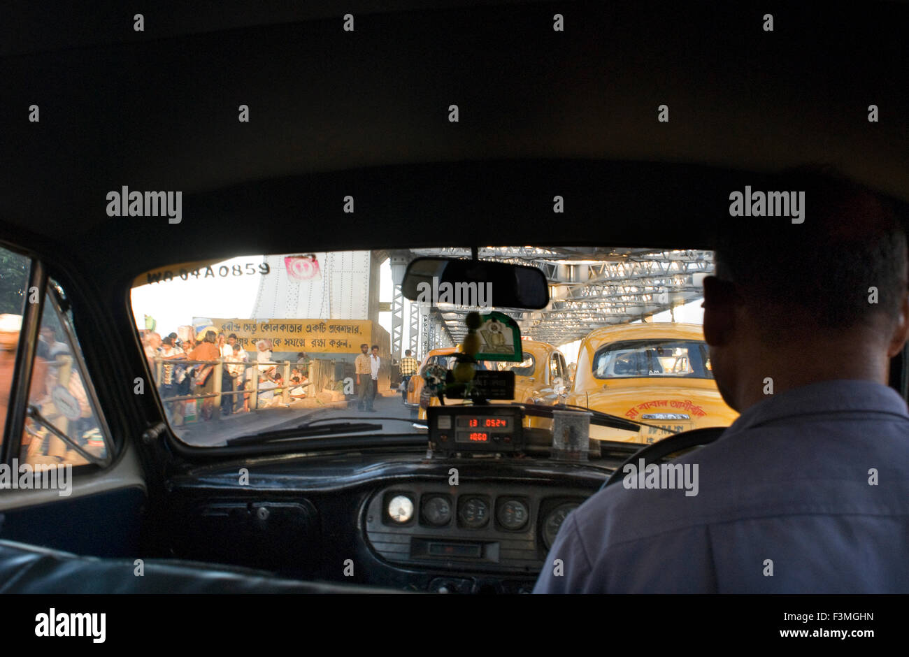 Im Inneren ein gelbe Botschafter Taxi (Taxi) Howrah Brücke in Kokata (Kalkutta), Indien. Kolkata, Westbengalen, Indien. Kolkata, Stockfoto