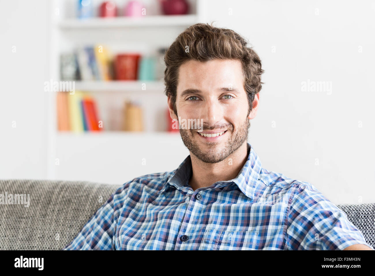Fröhliche Bearbed Hipster Mann im weißen modernen Haus. Gesicht-Kamera Stockfoto