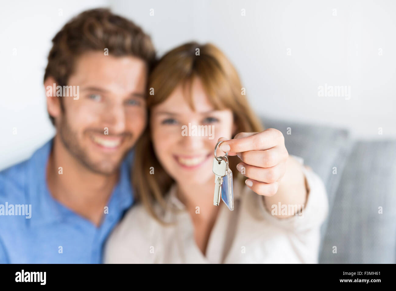 Fröhliche 30-jährige paar zeigt einen Schlüssel für ihre neue Wohnung. Glück-Besitzer Stockfoto