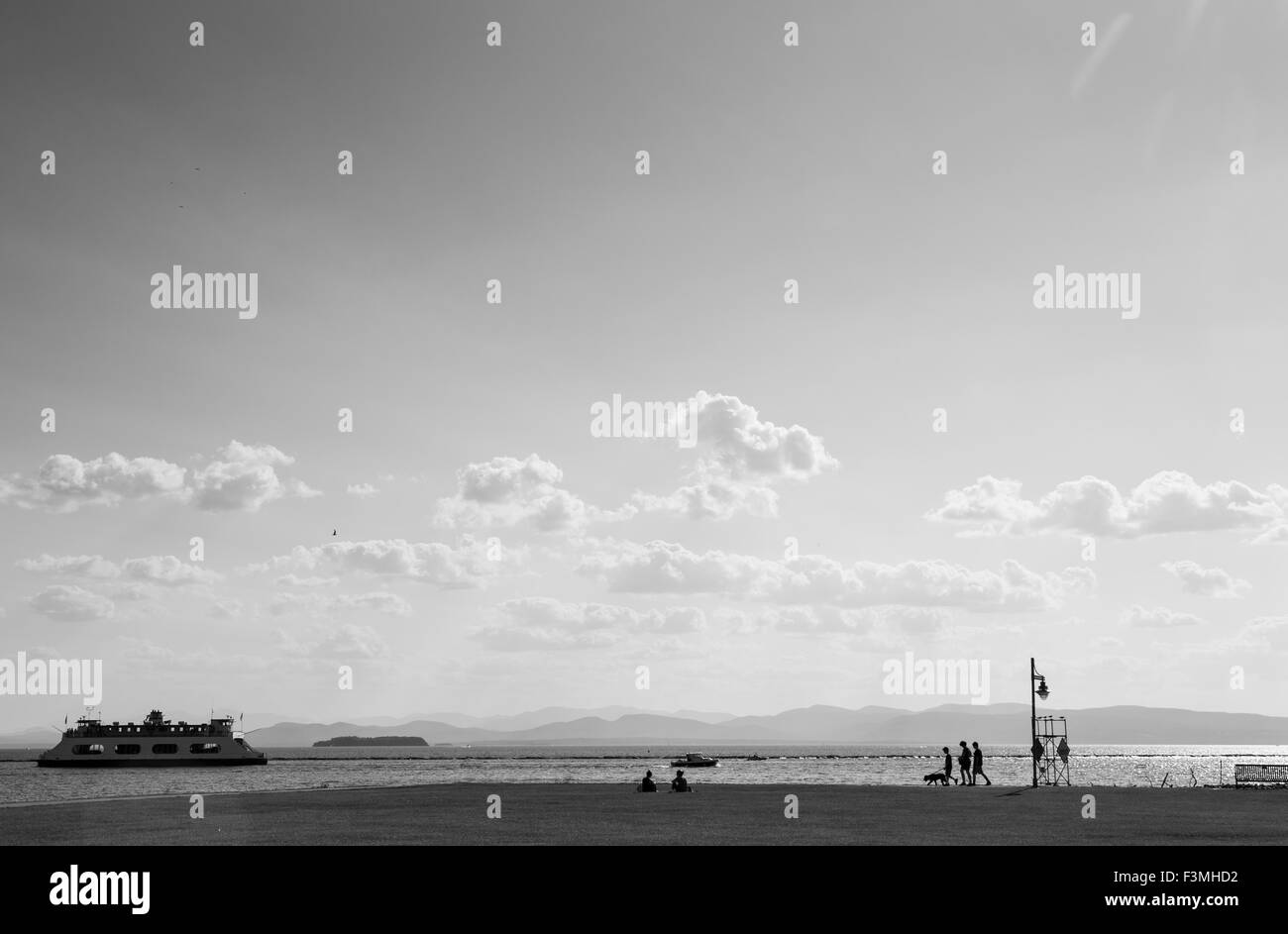 Burlington Vermont Seeufer Park mit Fähre, in schwarz und weiß Stockfoto