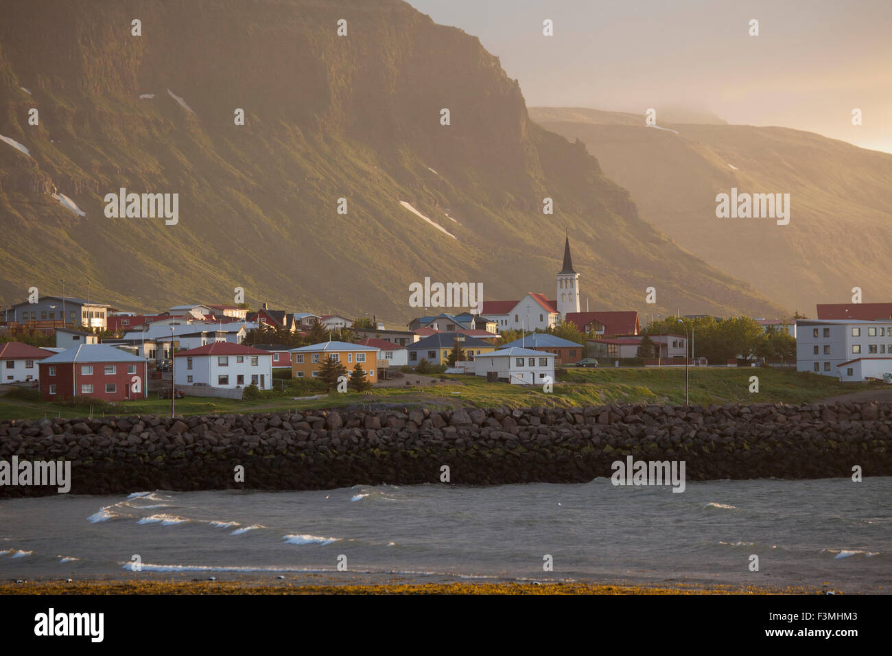 Die küstennahen Dorf von Grundarfjordur, Snaefellsnes Halbinsel, Vesturland, Island. Stockfoto