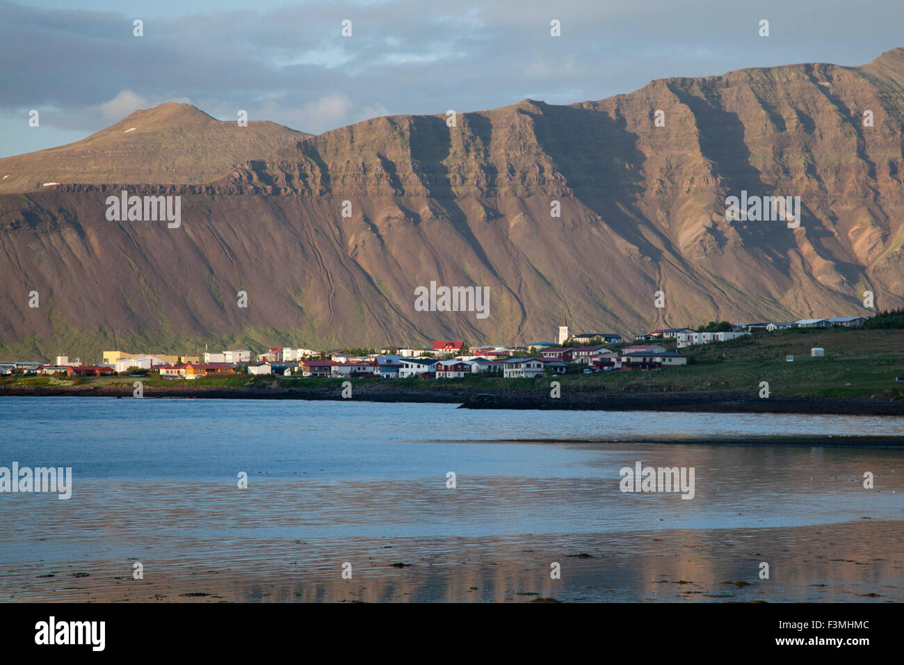 Die küstennahen Dorf von Grundarfjordur, Snaefellsnes Halbinsel, Vesturland, Island. Stockfoto