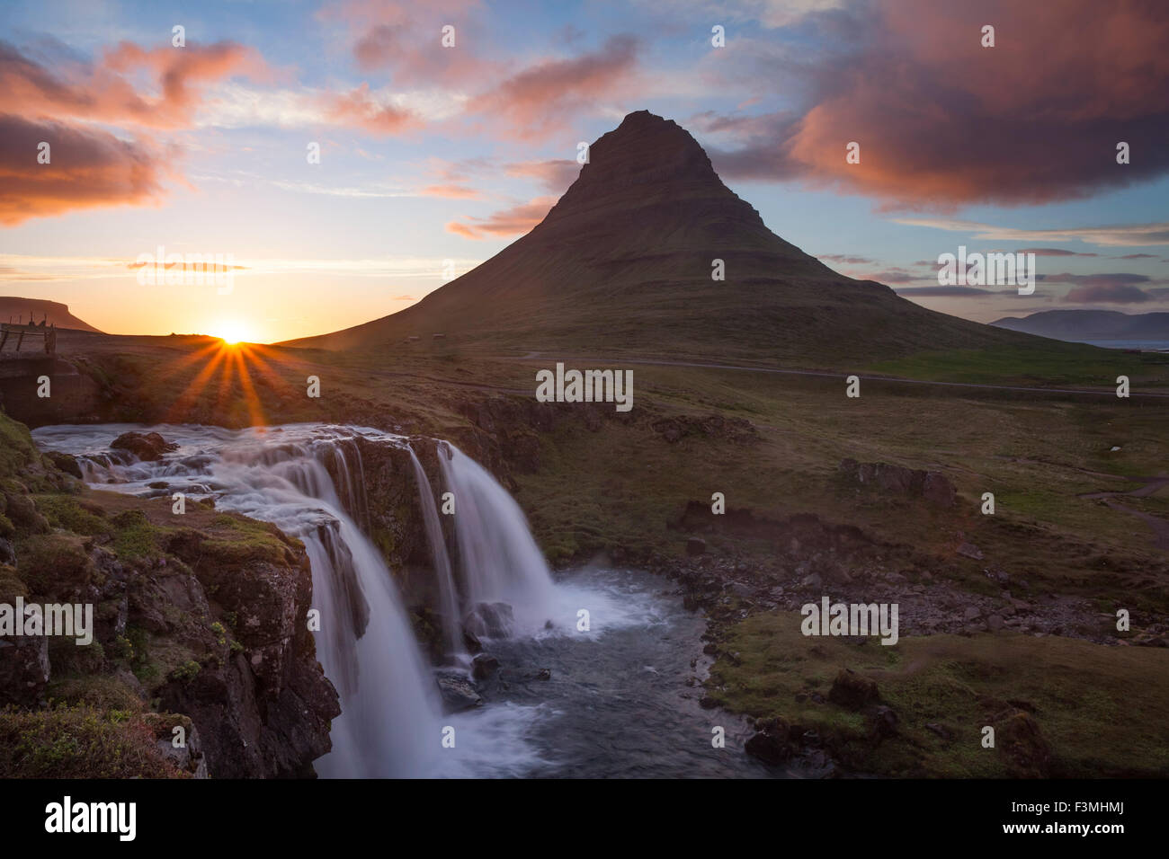 Sonnenuntergang über Kirkjufell Berg und Wasserfall, Grundarfjordur, Snaefellsnes Halbinsel, Vesturland, Island. Stockfoto