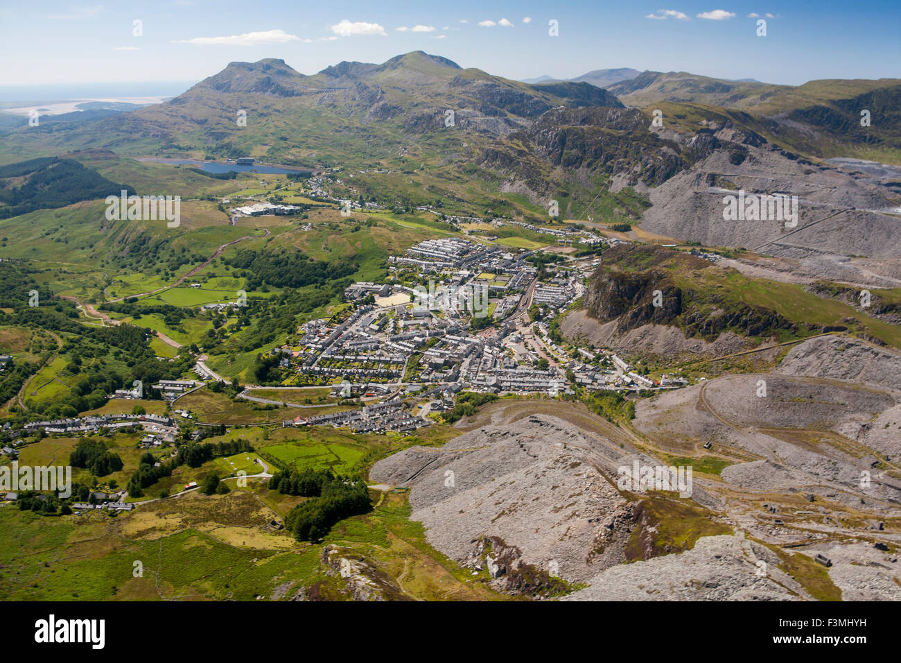 Luftaufnahme von Schiefer Bergbau und Steinbruch Stadt der Blaenau Ffestiniog mit Moelwyn Mawr Berg hinter Gwynedd Snowdonia Nord W Stockfoto