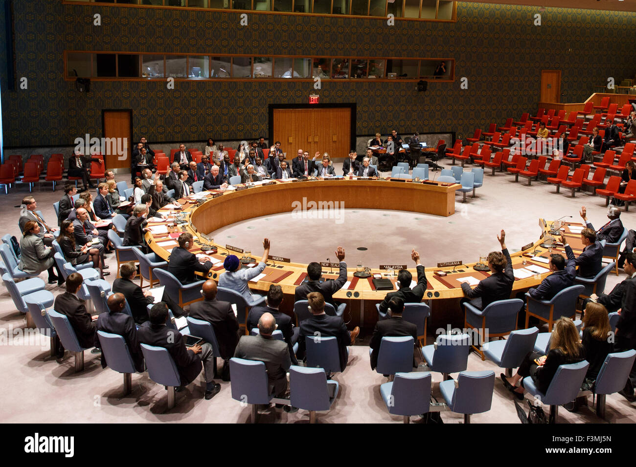 New York, USA. 9. Oktober 2015. Foto aufgenommen am 9. Oktober 2015 zeigt der Sicherheitsrat der Vereinten Nationen eine Entschließung das Mandat der UN-Mission in Süd-Sudan (UNMISS) zur Unterstützung der Umsetzung der "Vereinbarung über die Beilegung des Konflikts in der Republik Südsudan" anpassen an das UN-Hauptquartier in New York. © Li Muzi/Xinhua/Alamy Live-Nachrichten Stockfoto