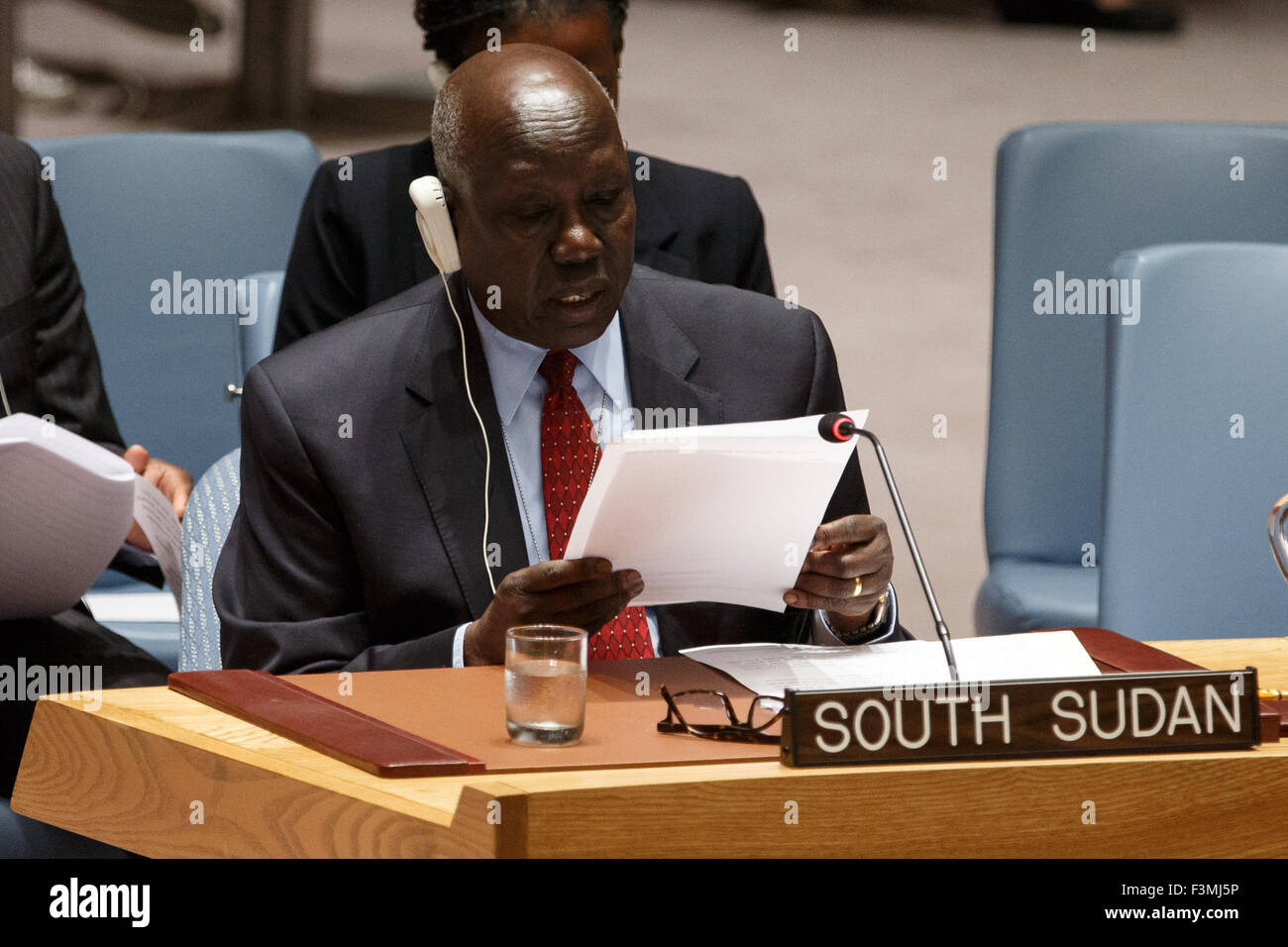 (151009)--NEW YORK, 9. Oktober 2015 (Xinhua)--Francis Mading Deng, Süd-Sudan ständiger Vertreter bei den Vereinten Nationen spricht nach Annahme einer Sicherheitsrat das Mandat der UN-Mission in Süd-Sudan (UNMISS) zur Unterstützung der Umsetzung der "Vereinbarung über die Beilegung des Konflikts in der Republik Südsudan" anpassen an das UN-Hauptquartier in New York , am 9. Oktober 2015. (Xinhua/Li Muzi) Stockfoto