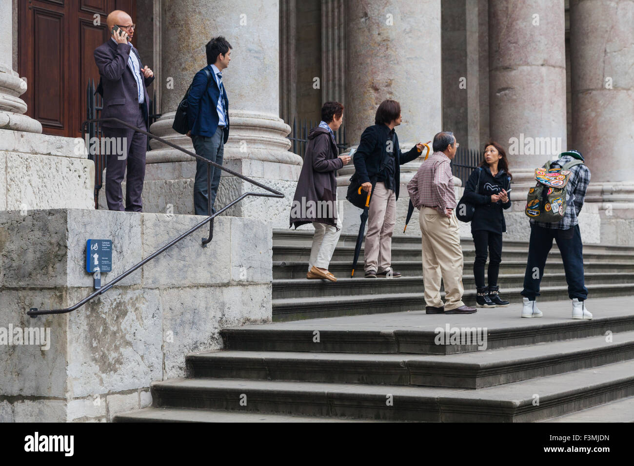 Touristen, die die Kathedrale von St. Peter in der Altstadt von Genf verlassen Stockfoto