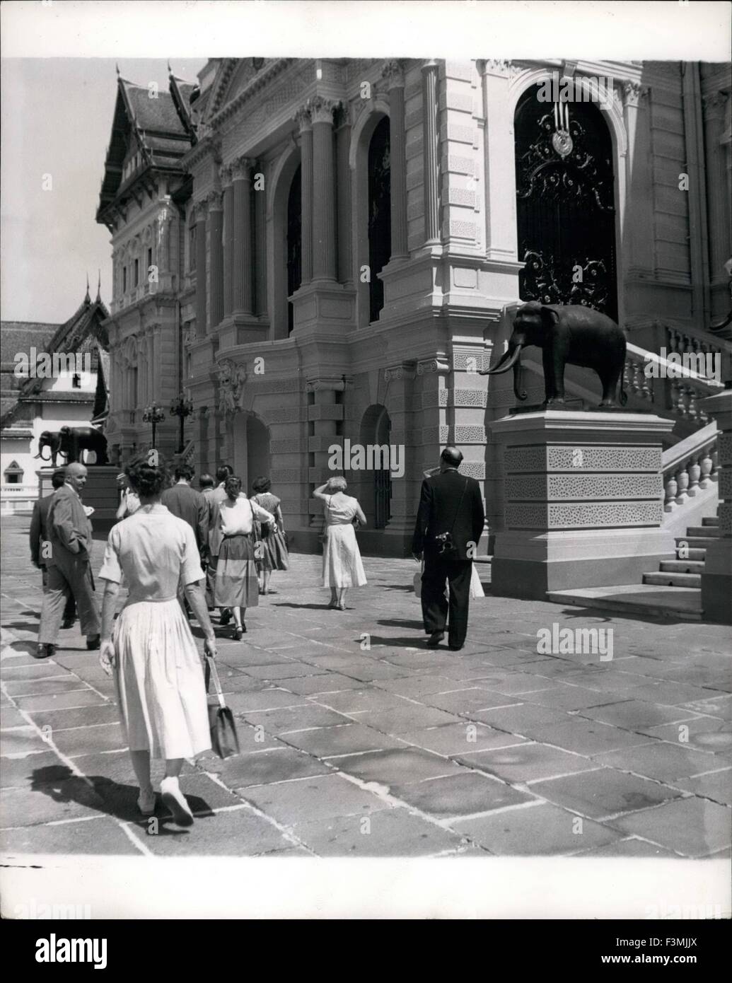 24. Februar 1962 - Bangkoks Palast der tausend Geheimnisse fremde Heimat der Thai Könige ist noch '' verboten '': Obwohl die Gegenwart thailändische Monarch, Phumiphol Adulej erleuchtet, und seine Familie in einem eher bescheidenen Palast Leben, dem Grand Palace, dominieren die Hauptstadt ist noch bekannt als "Ort der tausend Geheimnisse '' weil so wenige Menschen von der Außenwelt immer Erlaubnis, in seinen doppelten Mauern zu sehen sind. Heimat der Chakri-Dynastie, erste geschrieben über vom Engkish Lehrer von König Monkhut (Anna und der König von Siam), der Palast heute ist sem verwendet, mit Ausnahme von ein paar Damen c Gehäuse Stockfoto