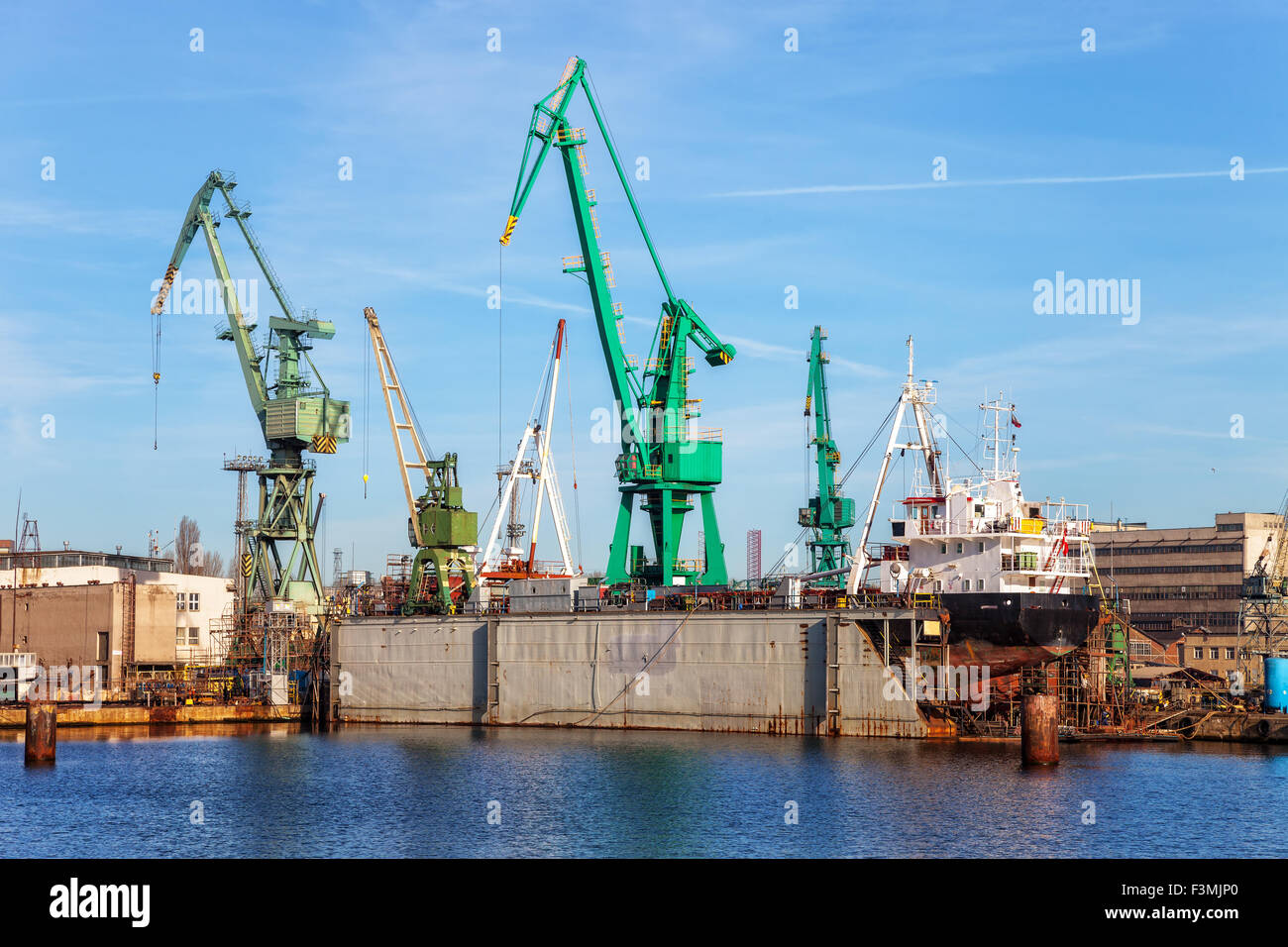 Ein Blick auf ein großes Schiff in Reparatur im Trockendock auf einer Werft. Stockfoto