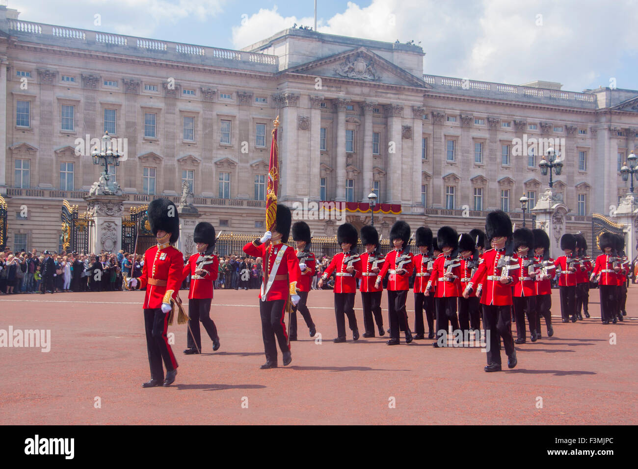 Wechsel von der Garde Grenadier Gardisten tragen traditionelle rote Uniformen und schwarzen Bärenfellmützen marschieren vorbei Front Buckin Stockfoto