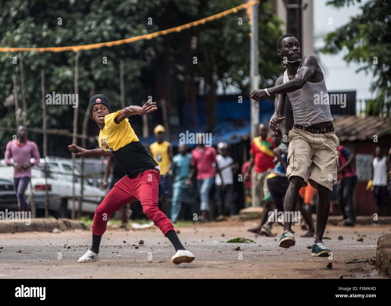 Unterstützer des Präsidenten und der Opposition kämpfen in Conakry, Guinea, vor Wahlen im Jahr 2015. Stockfoto