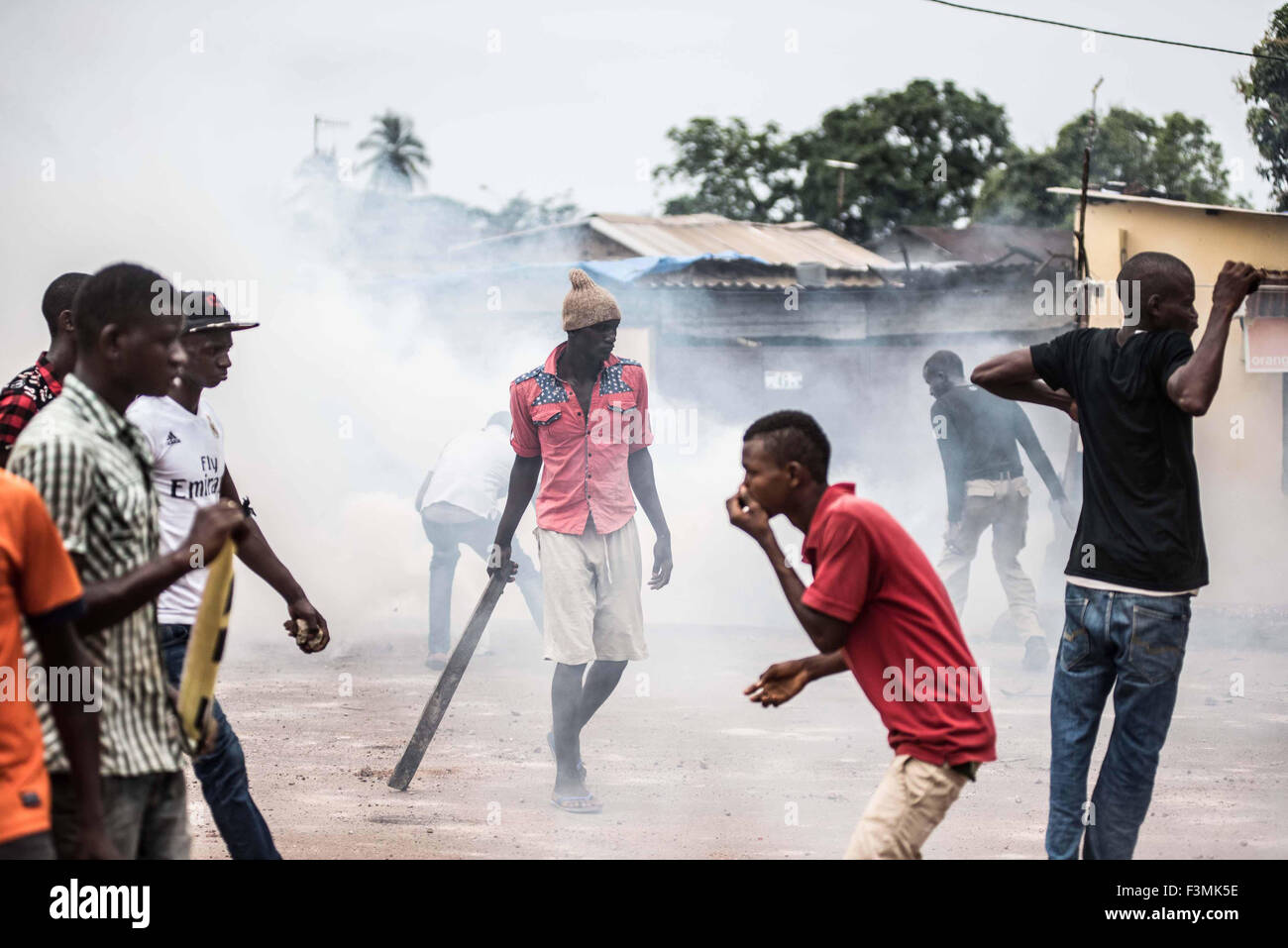 Anhänger der Regierungspartei Zusammenstoß mit Anhängern der Opposition Wolken von Tränengas in Conakry vor der zweiten Präsidentschaftswahl des Landes seit dem Ende der Militärherrschaft. Gewalt brach in Conakry am Freitag als Supproters der beiden Parteien kämpften in den Straßen, plündern Geschäfte und mindestens zwei Todesfälle verursachen. Die Opposition behauptet lange Irrgularities mit der Abstimmung. 09.10.2015. (Tommy Trenchard) Stockfoto