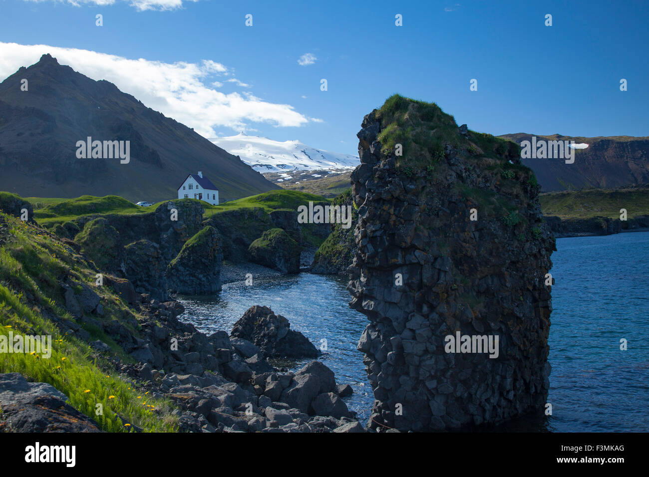 Küste und die Berge Landschaft bei Arnarstapi, Snaefellsnes Halbinsel, Vesturland, Island. Stockfoto