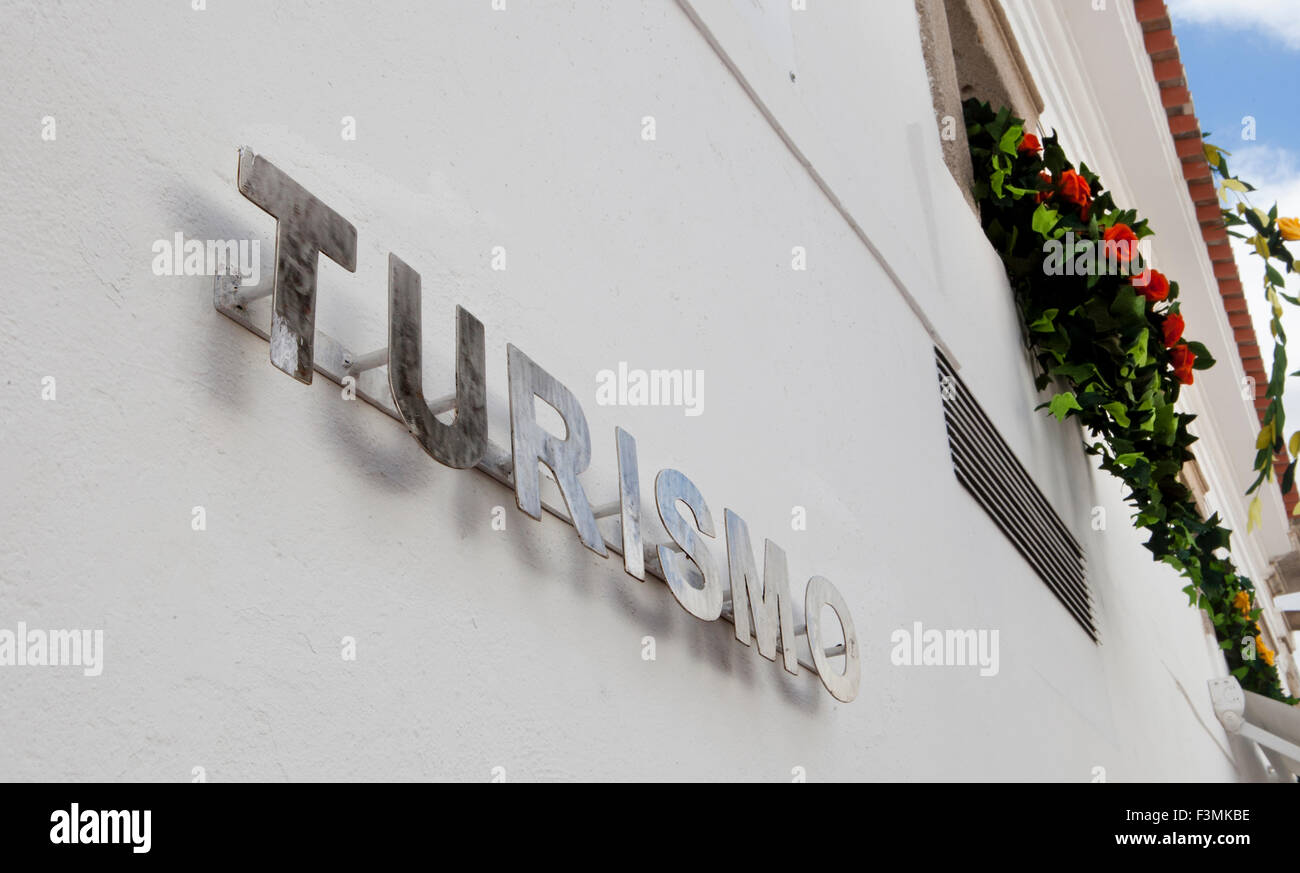 Metall Buchstaben für ein typisches Büro des Tourismus am Mittelmeer Stadt Stockfoto