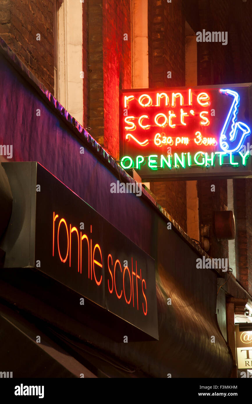 Ronnie Scott Leuchtreklame bei Nacht-Jazz-Musik-Treffpunkt Soho London England UK Stockfoto