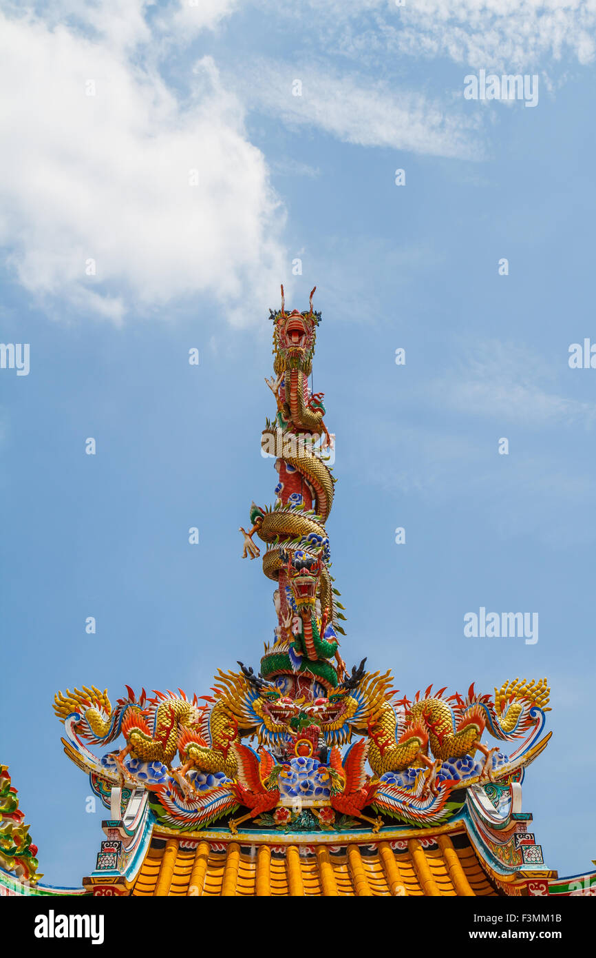 Drachen-Statue zwei Türme in den Himmel. Stockfoto