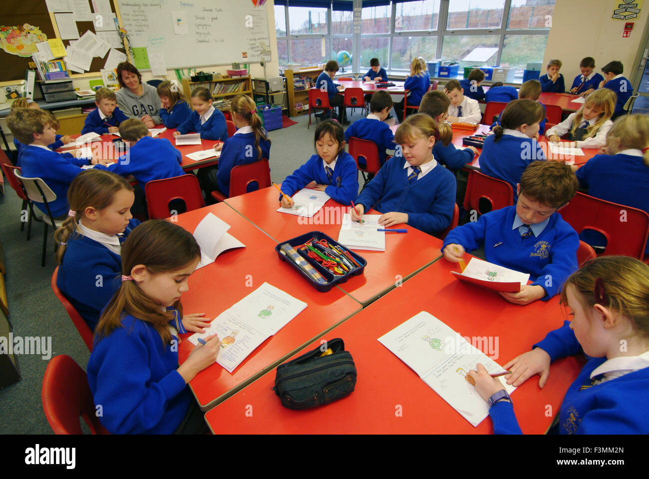 Ein Musik und allgemeinen Unterricht Blick von Bluecoat Kirche England der Primärschule, Wooten unter Edge,Gloucestershire.a UK education Stockfoto