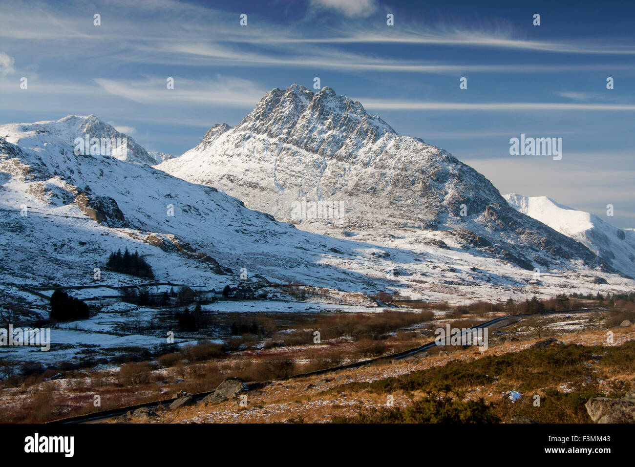 Tryfan Berg im Schnee Winter mit A5-Straße im Vordergrund Ogwen Valley Snowdonia National Park Conwy Grafschaft North Wales UK Stockfoto