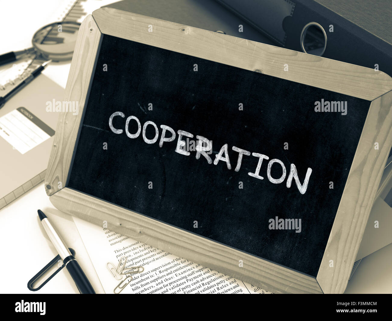 Zusammenarbeit - Tafel mit handgezeichneten Text. Stockfoto