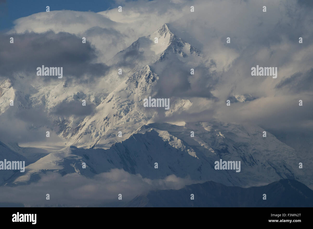 Sonne beleuchtet die Karsten Ridge, Tieflagen und Ausläufern des höchsten Berges in Nordamerika, Mount McKinley, De Stockfoto