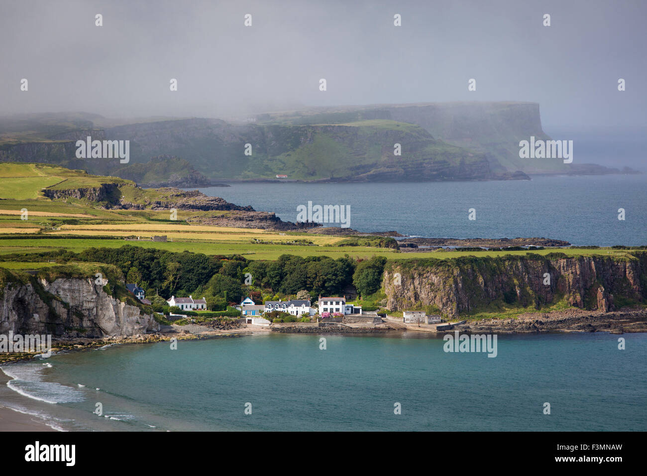 Blick über Dorf Portbraddan und die Nordküste von County Antrim, Nordirland, Vereinigtes Königreich Stockfoto