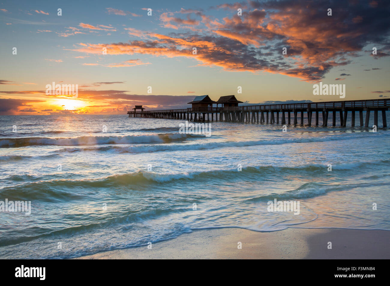 Sonnenuntergang über dem Naples Pier an der Westküste von Florida, USA Stockfoto