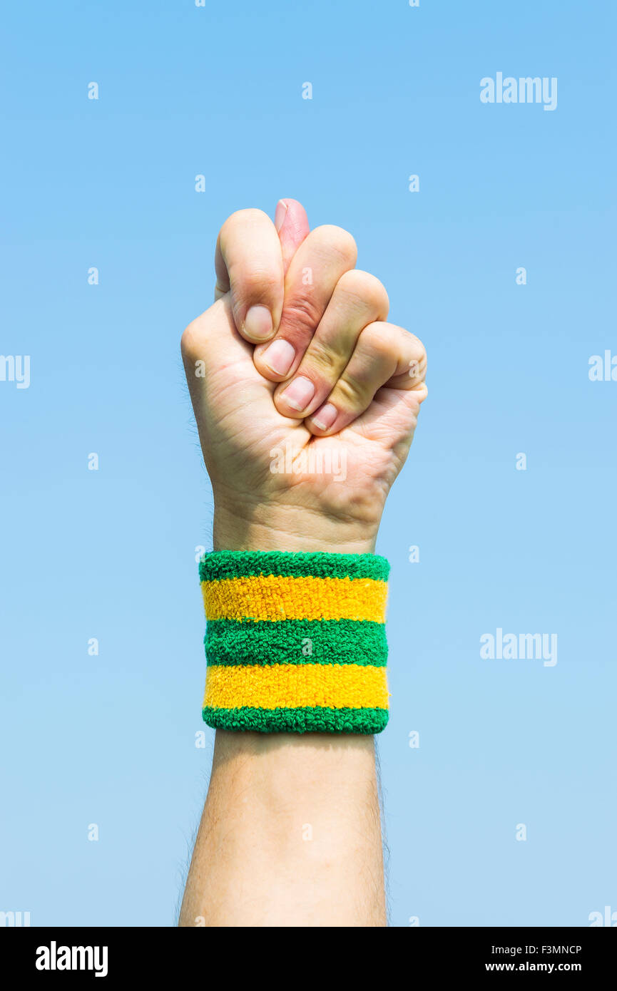 Brasilianische Glück Handzeichen bekannt als die Figa mit dem Daumen zwischen den Fingern einer Faust stossen Stockfoto