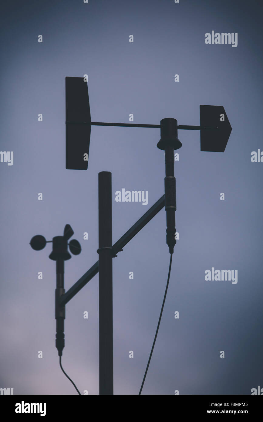 Geschwindigkeit und Richtung Blasinstrumente befestigt eine Wetterstation ein Feuer. Stockfoto