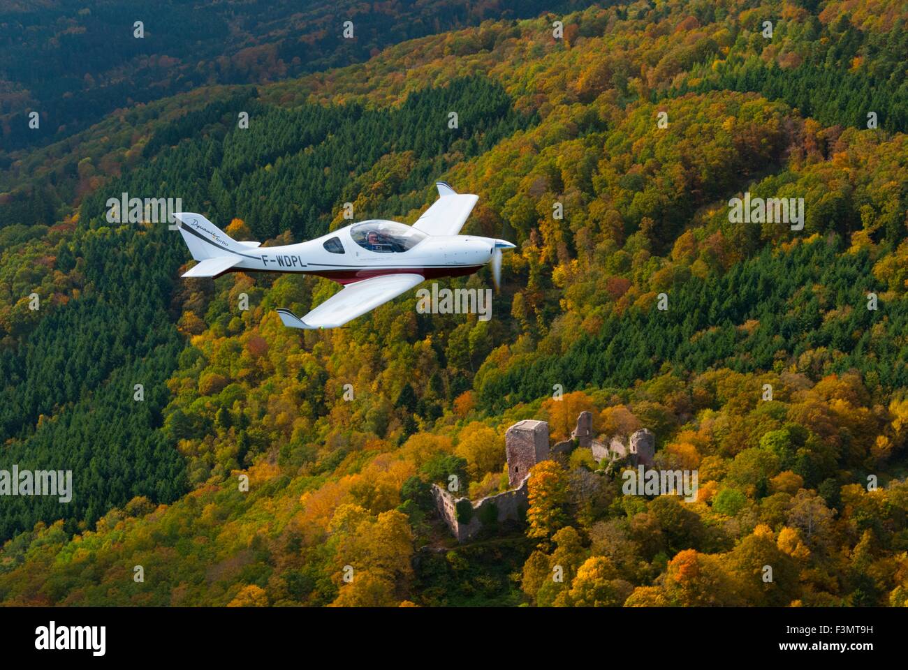 Frankreich, Bas Rhin (67), Heiligenstein, Aerospool Dynamic Flugzeug fliegen über Schloss Landsberg (Luftbild) / / Bas Rhin (67), Heil Stockfoto
