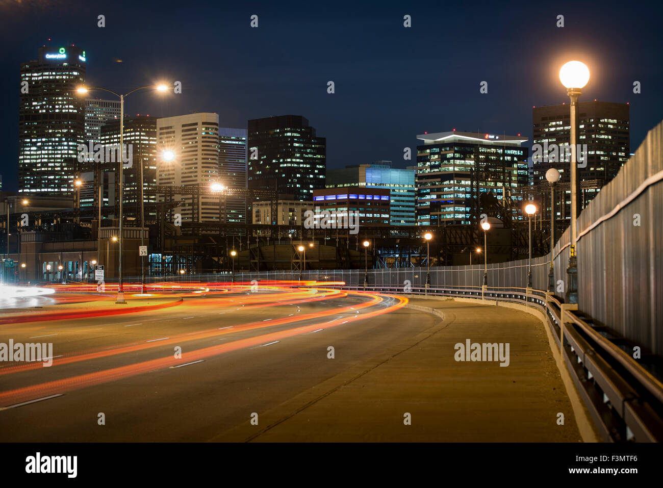 Die Innenstadt von Denver in der Nacht Stockfoto