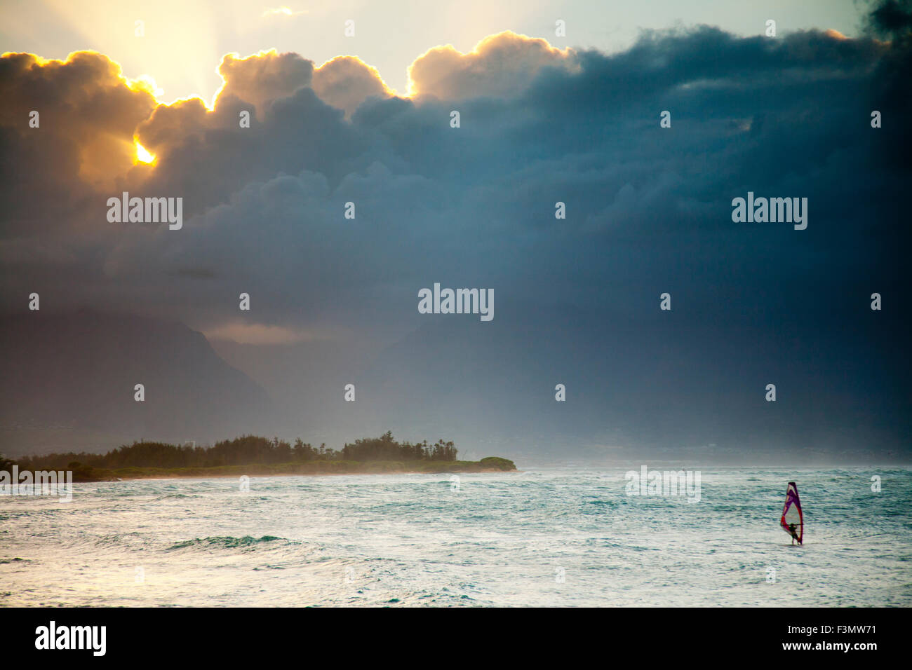 Dramatischer Himmel mit Windsurfer in der Silhouette. Stockfoto
