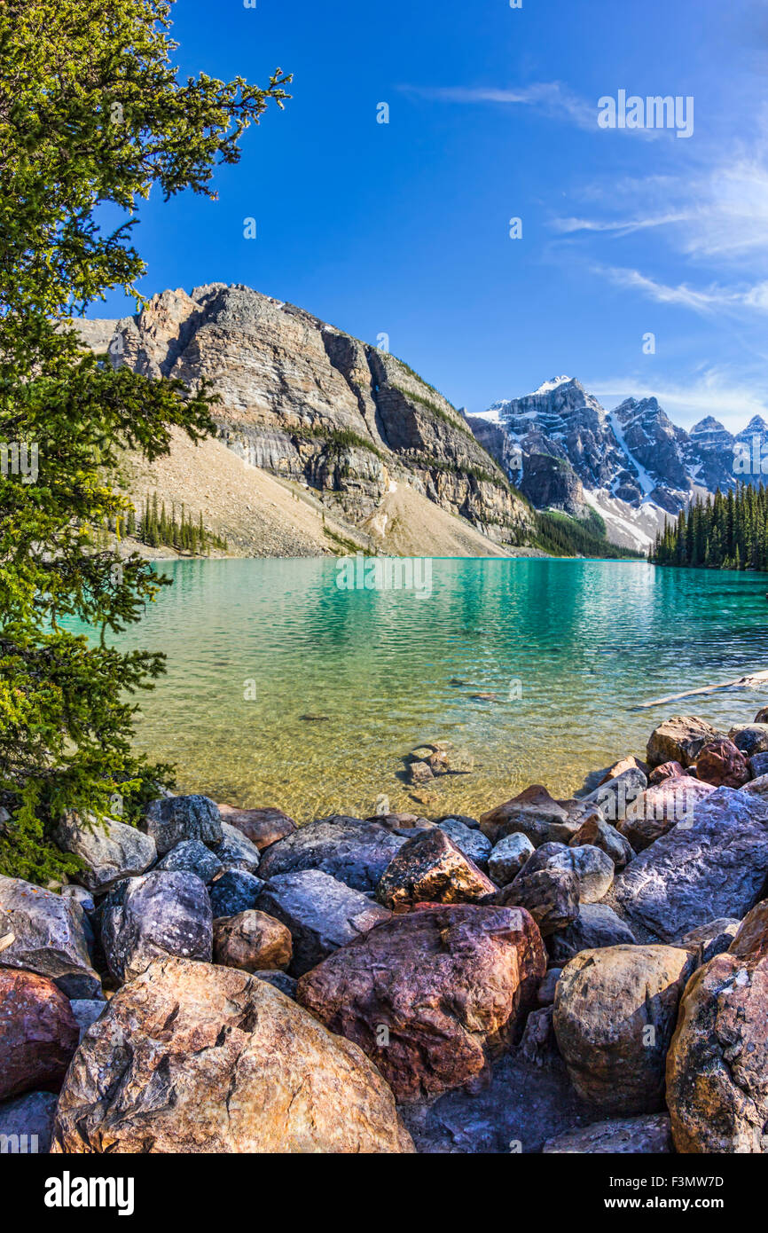 Eine weitere beeindruckende Ansicht des legendären Moraine Lake im Banff. Stockfoto