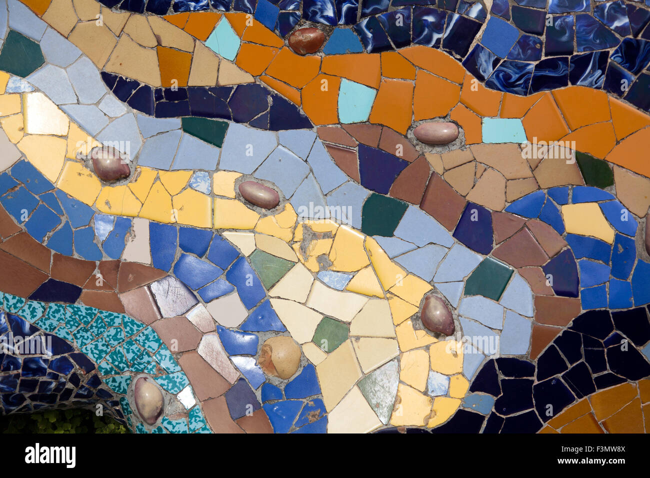 Fliesen im Park Güell Barcelona, Spanien. Stockfoto