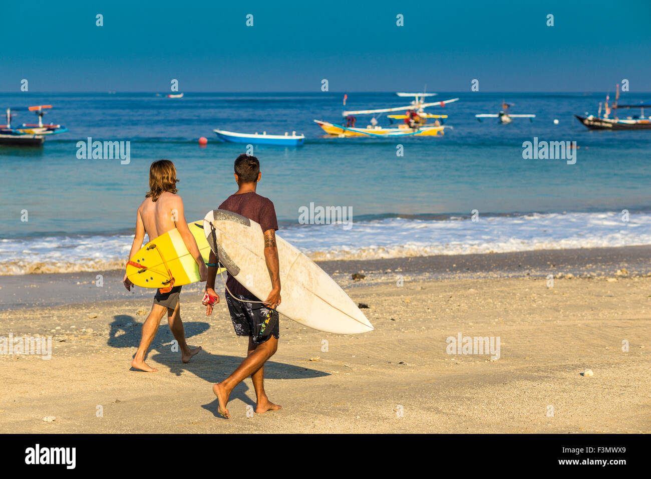 Surfer am Strand, Bali, Indonesien. Stockfoto