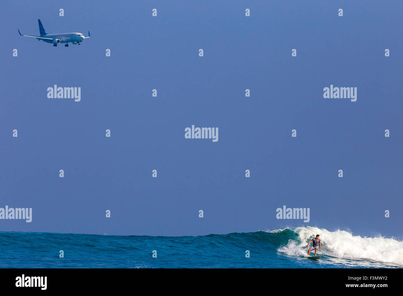 Surfen Sie eine Welle, Bali, Indonesien. Stockfoto