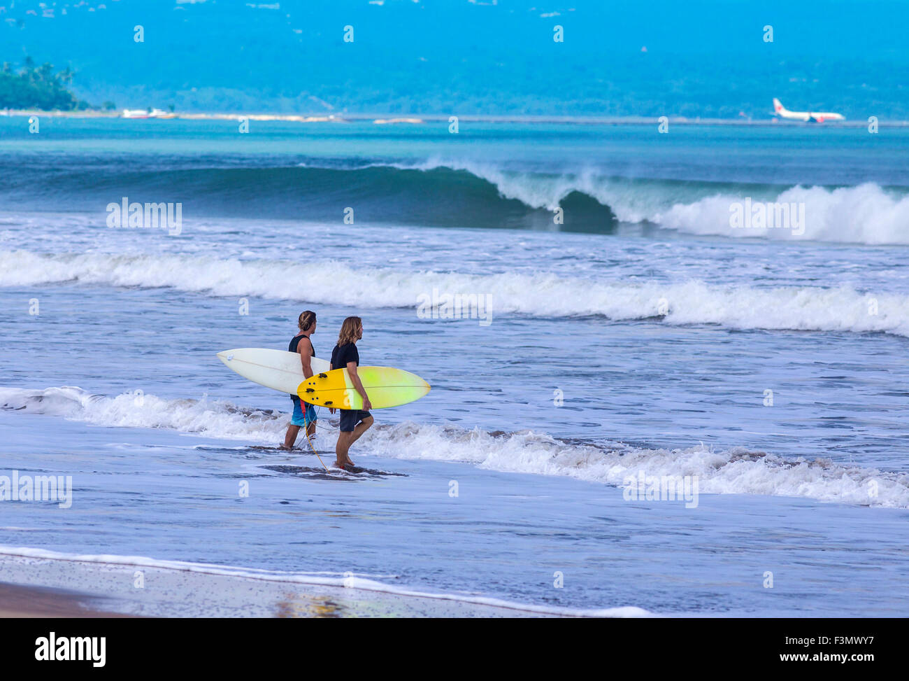 Surfer am Strand, Bali, Indonesien. Stockfoto