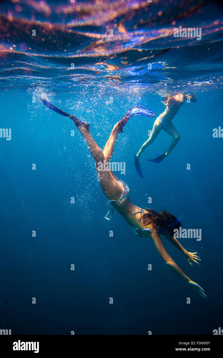 Zwei junge Frau im Meer Schnorcheln. Stockfoto
