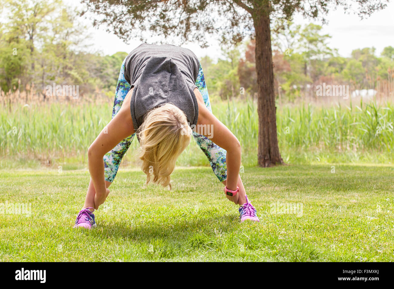 Frau stehend Straddle-Yoga-pose Stockfoto
