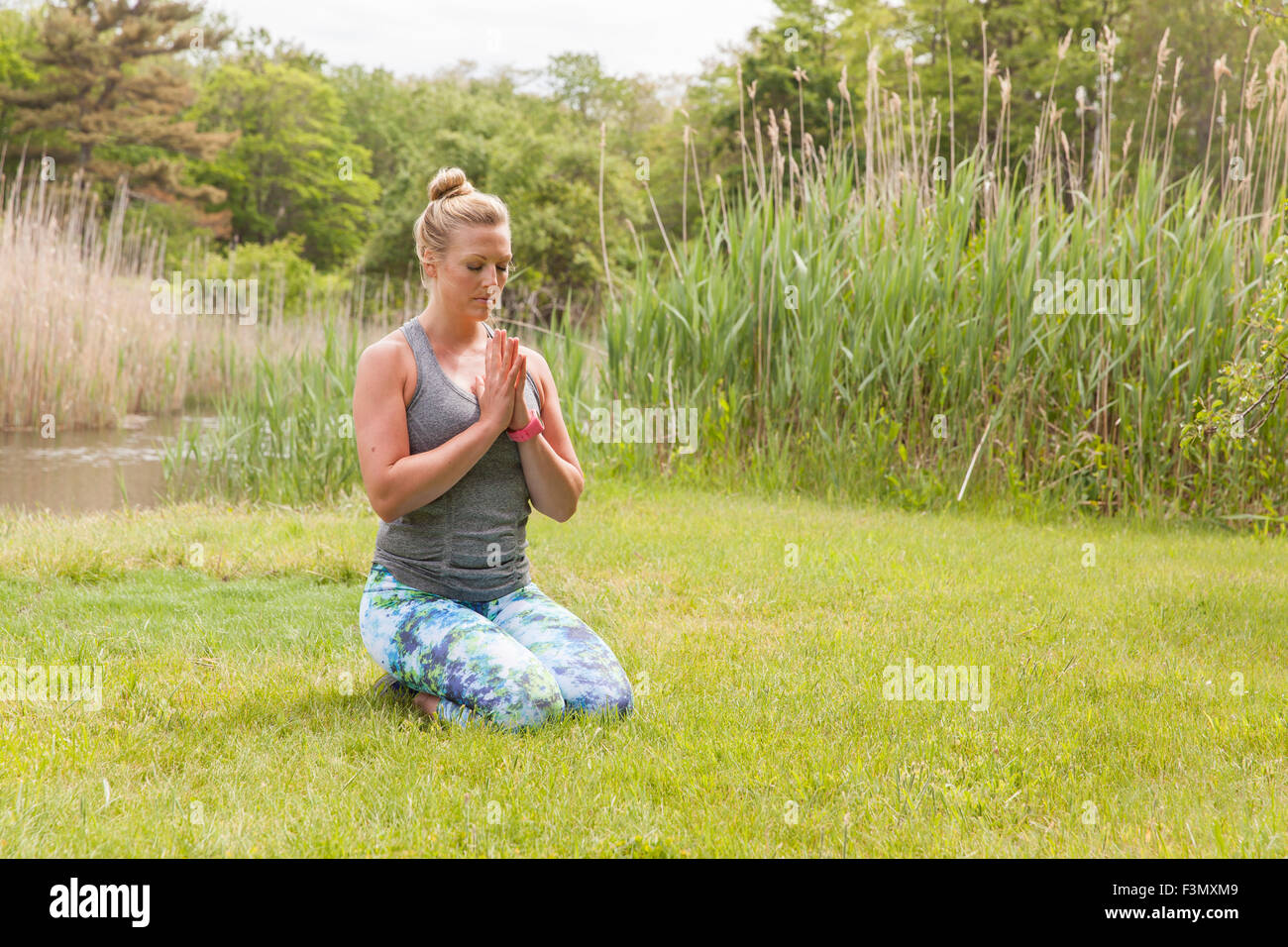 Frau im Gebet Meditation pose Stockfoto