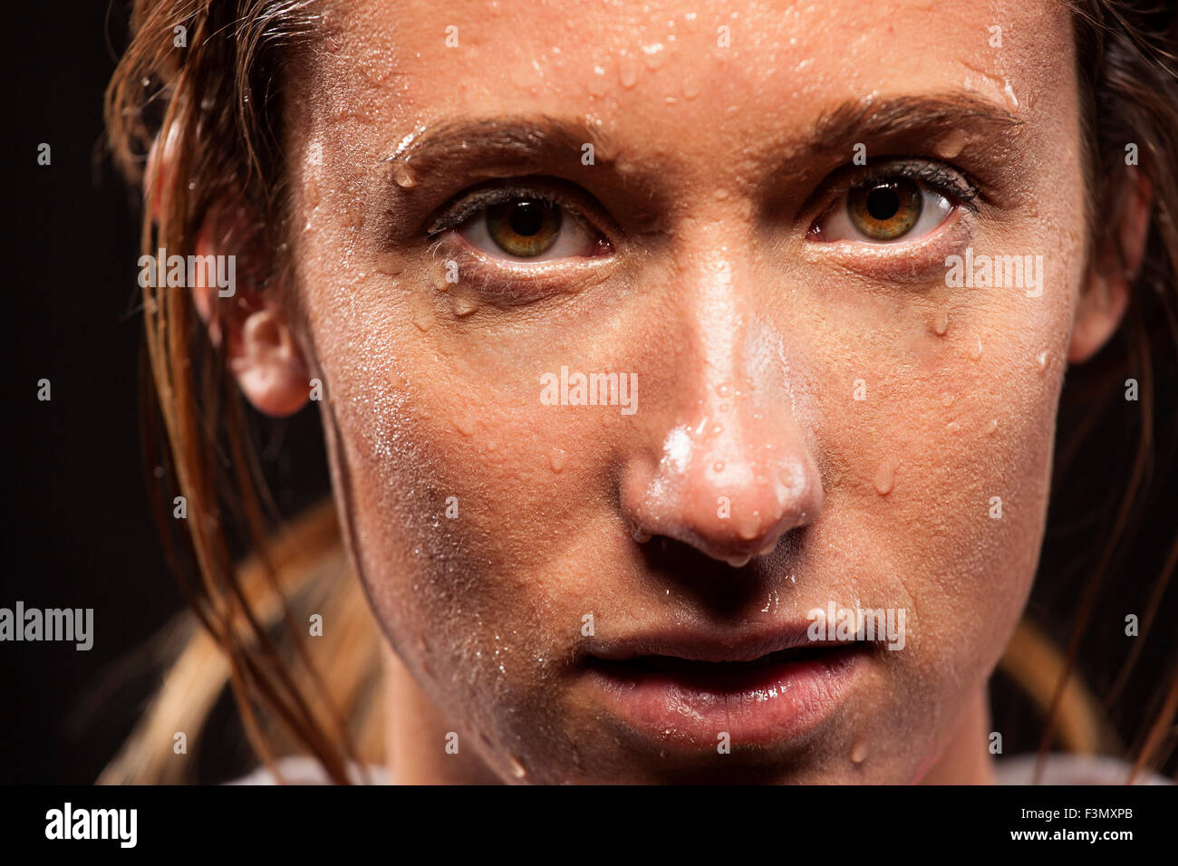 Frau mit Schweiß im Gesicht Stockfoto
