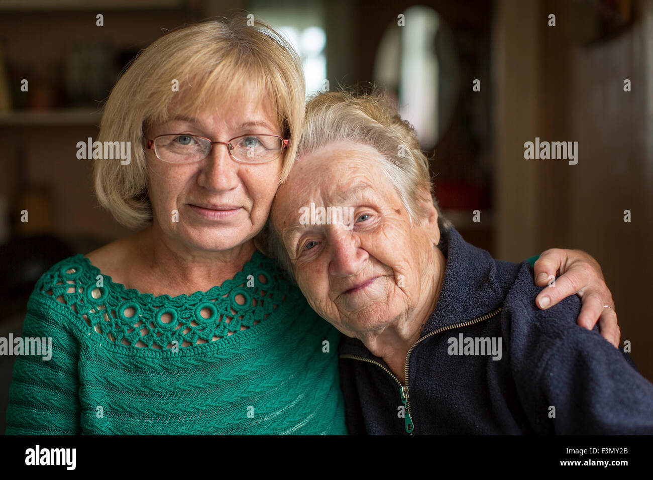 Porträt einer alten Frau mit ihrer erwachsenen Tochter. Stockfoto