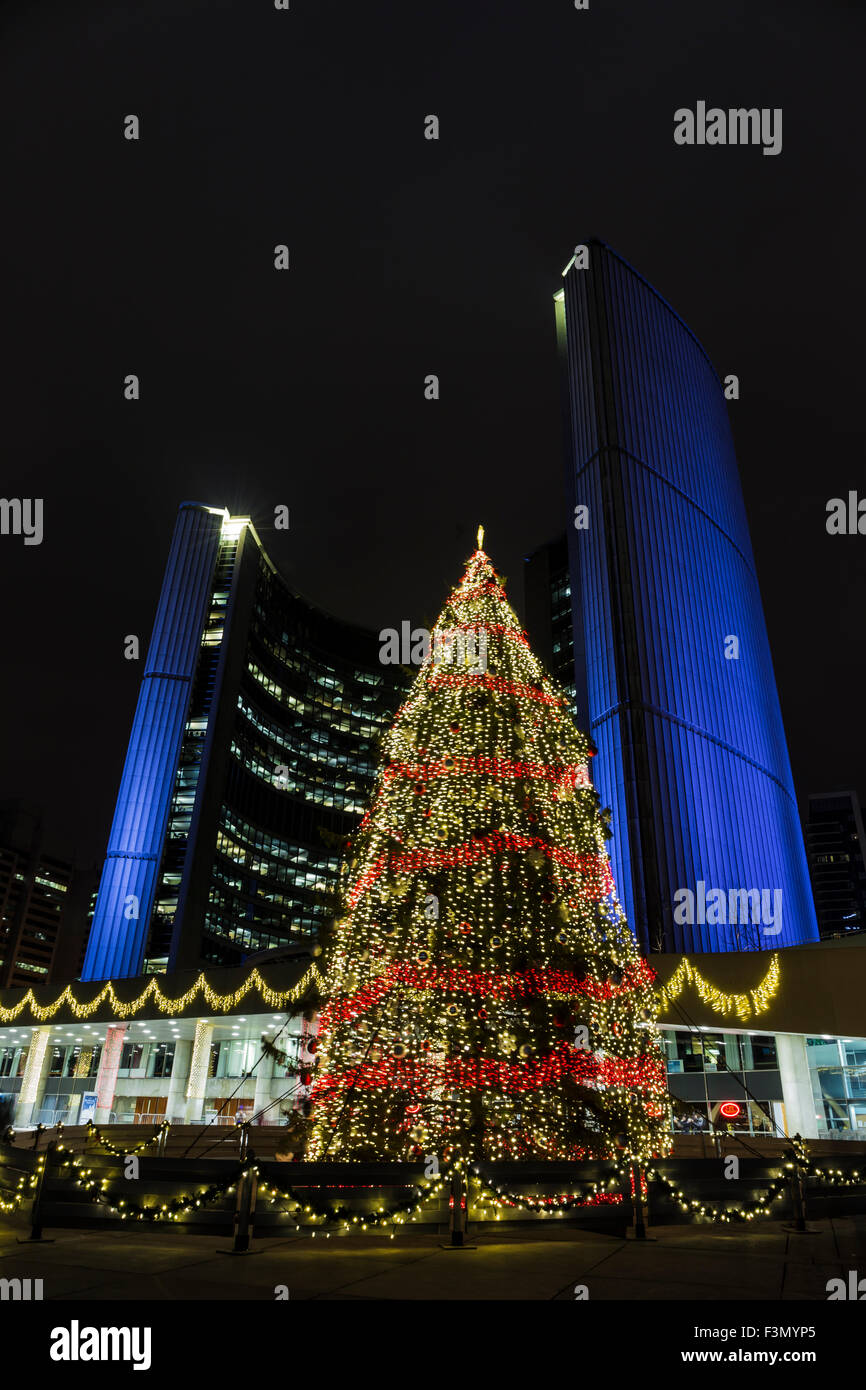 Ingenieursabschluss Rathaus, beleuchtet in lila und für die Weihnachtszeit dekoriert. Stockfoto