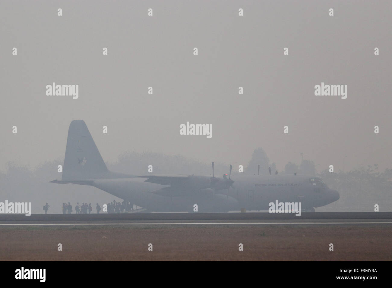 (151010)--PALEMBANG, 10. Oktober 2015 (Xinhua)--eine c-130 Hercules Flugzeug aus Malyasian Air Force landet am Flughafen Sultan Mahmud II. Baddarudin, indonesische Regierung Waldbrand in Palembang, Indonesien, 9. Oktober 2015 kämpfen zu helfen. Indonesischen Präsidenten Joko Widodo, sagte am Donnerstag, dass er Hilfe von Singapur, Malaysia, Russland und Japan suchte, lösche die Forst- und Landwirtschaft Brände auf den Inseln Sumatra und Kalimantan, deren Dunst, Singapur und Malaysia ausgewirkt hat. Ein Feuerwehr-Team aus Singapur in Indonesien am Freitag mit mehr Teams aus Malaysia, Australien, Russ angekommen Stockfoto