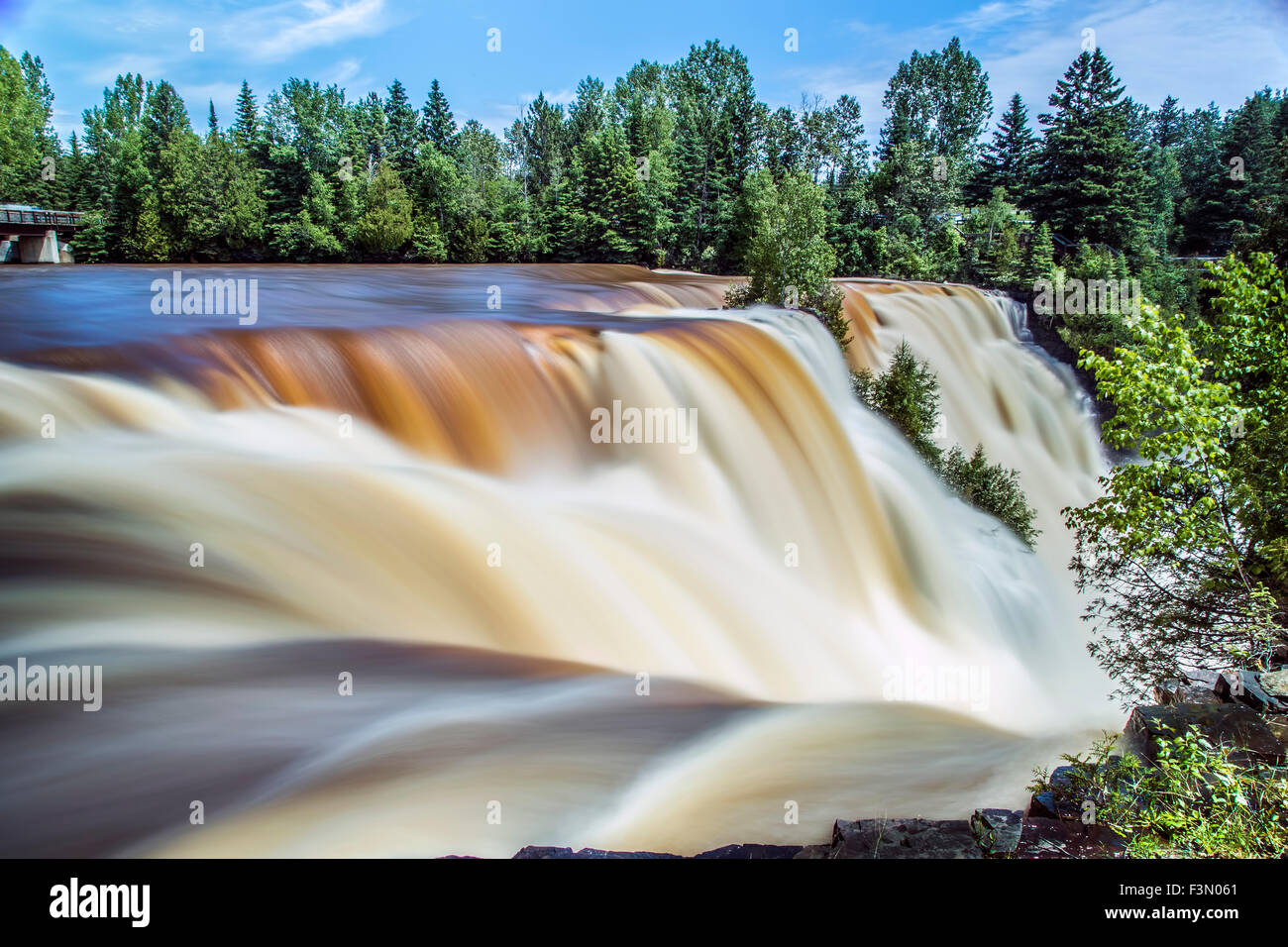 Die stetige und kraftvollen Fluss von Kakabeka Falls in Thunder Bay. Stockfoto