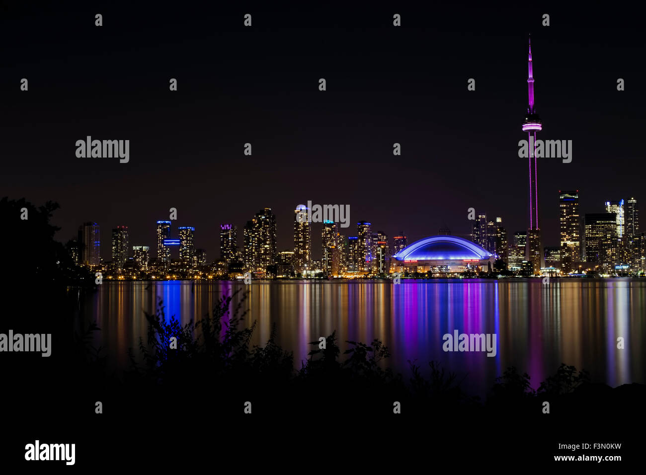 Die Toronto Skyline bei Nacht, vom Centre Island in Toronto. Stockfoto