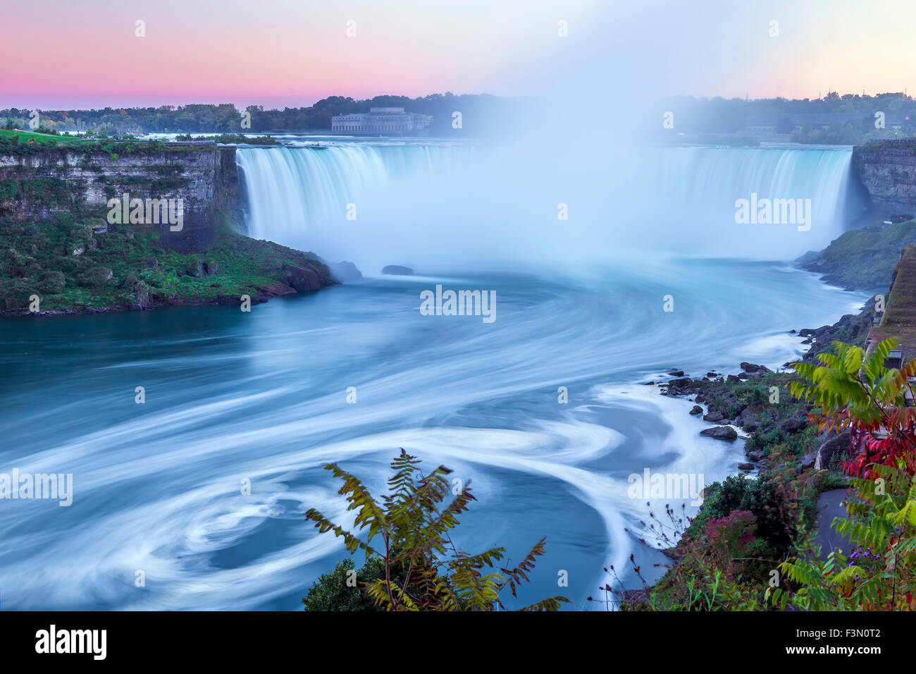 Horseshoe Falls, Niagara in der Dämmerung. Stockfoto