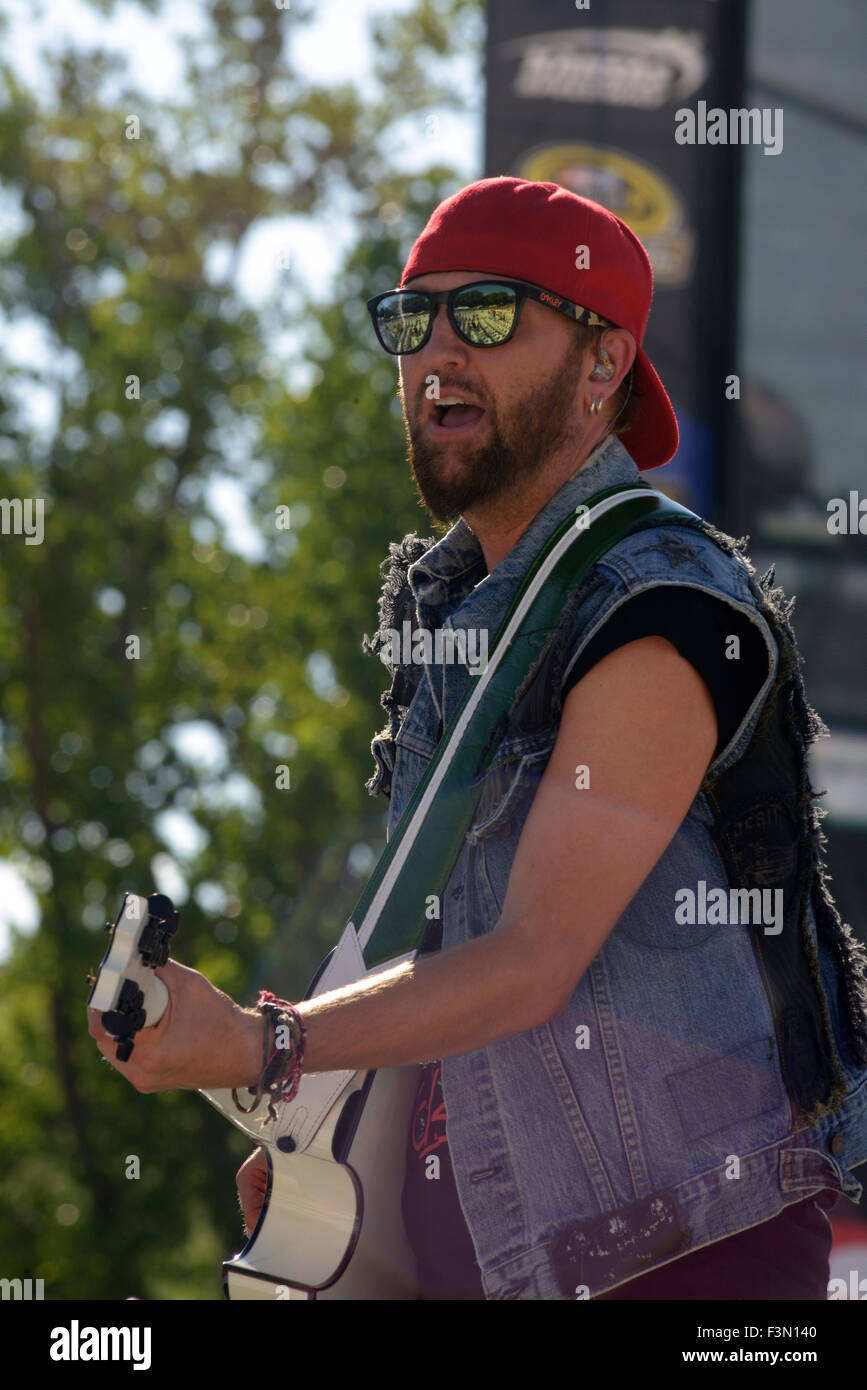 Manhattan, Kansas 6-2620 LoCash beim Kicker Country Konzert in Manhattan, Kansas. LoCash, früher bekannt als LoCash Cowboys ist ein amerikanischer Country-Musik-Duo, bestehend aus Chris Lucas und Preston Brust, Eingeborenen von Baltimore, Maryland und Kokomo, Indiana, beziehungsweise. Das Duo unterzeichnete R & J Records (ehemals Stroudavarious Records), bei denen sie drei Singles ausgekoppelt. Die erste, "Hier kommt Sommer" debütierte auf Platz 60 der Billboard Hot Country Songs Charts für die Woche zum 8. Mai 2010. Stockfoto