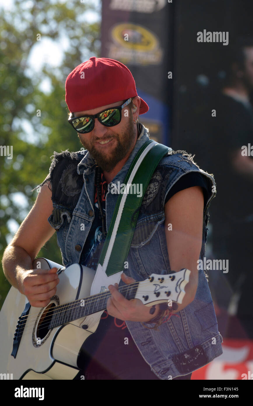 Manhattan, Kansas 6-2620 LoCash beim Kicker Country Konzert in Manhattan, Kansas. LoCash, früher bekannt als LoCash Cowboys ist ein amerikanischer Country-Musik-Duo, bestehend aus Chris Lucas und Preston Brust, Eingeborenen von Baltimore, Maryland und Kokomo, Indiana, beziehungsweise. Das Duo unterzeichnete R & J Records (ehemals Stroudavarious Records), bei denen sie drei Singles ausgekoppelt. Die erste, "Hier kommt Sommer" debütierte auf Platz 60 der Billboard Hot Country Songs Charts für die Woche zum 8. Mai 2010. Stockfoto